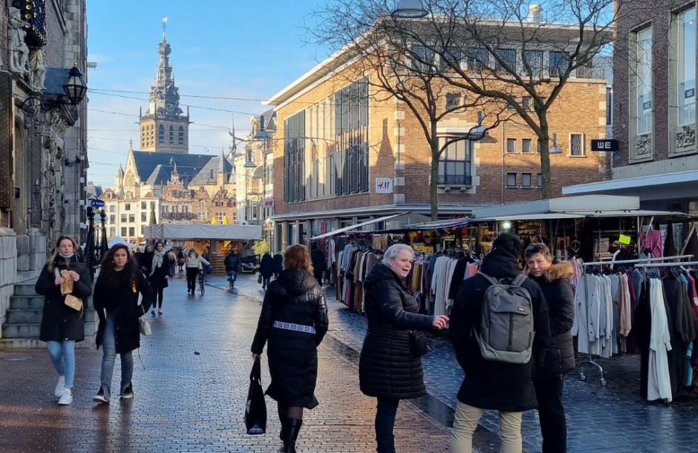 Een dwangsom voor het niet verwijderen van reclame aan eigen pand gaat te ver Een dwangsom voor het niet verwijderen van reclame aan eigen pand gaat te ver