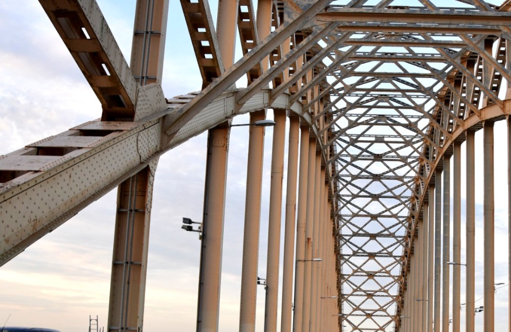 Laat ons stadsicoon weer stralen: zorgen om de Waalbrug Laat ons stadsicoon weer stralen: zorgen om de Waalbrug