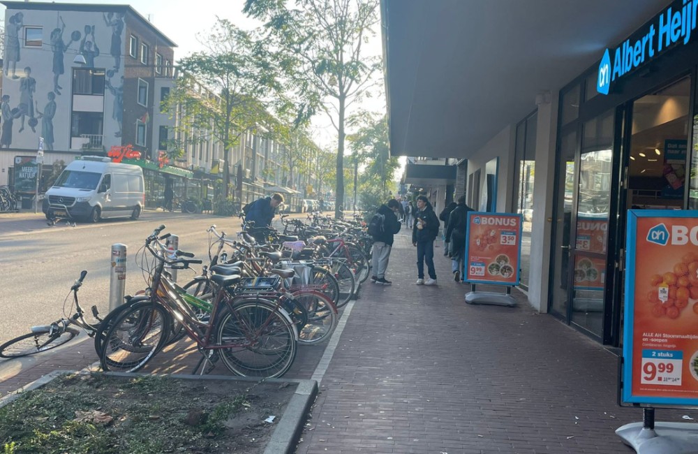 Ruimte op de stoep voor iedereen, ook als je minder goed kunt zien of lopen Ruimte op de stoep voor iedereen, ook als je minder goed kunt zien of lopen