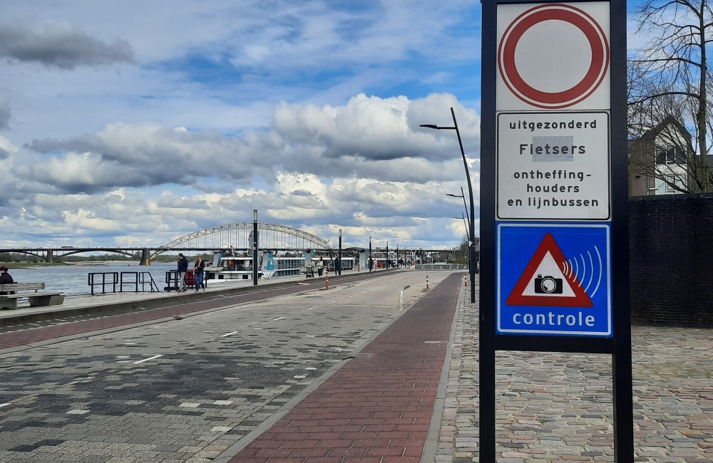 Taxi-soap: Mogen ze nou wel of niet over de Waalkade? Taxi-soap: Mogen ze nou wel of niet over de Waalkade?