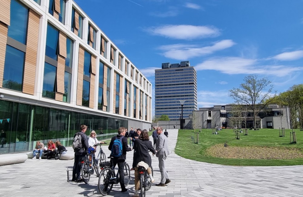 Ziekenhuis moet bereikbaar blijven en de universiteit moet denken aan haar buren Ziekenhuis moet bereikbaar blijven en de universiteit moet denken aan haar buren